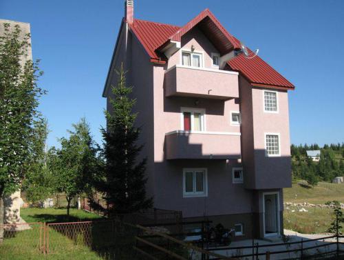 Частный дом в Жабляке рядом с трассой Яворовача в Черногории. Фото: Balkanpro.ru